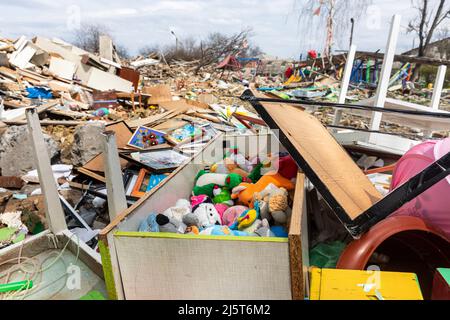 MAKARIV, UKRAINE - 23 avril 2022 : destruction de la maternelle à la suite de l'invasion de l'Ukraine par les forces d'occupation russes. Les Russes lança une bombe aérienne le 26 mars Banque D'Images