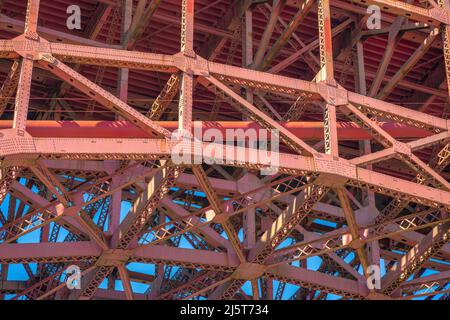 Structure à poutres métalliques rouges du Golden Gate Bridge à San Francisco, Californie Banque D'Images