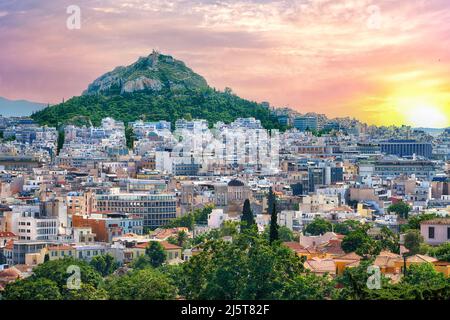 Belle vue sur la partie centrale de la capitale grecque, ville d'Athènes avec la toile de fond du mont Lycabette au lever du soleil. Lycabette. Grèce. Banque D'Images
