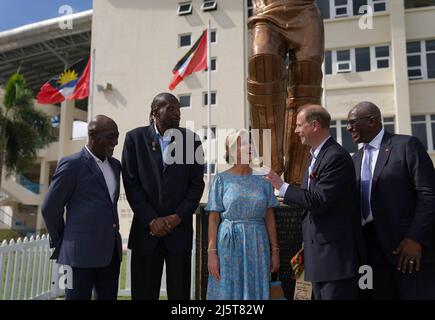 Le comte et la comtesse de Wessex avec d'anciens joueurs de cricket Sir Vivian Richards (à gauche) et curieusement Ambrose (à gauche) lors d'une visite au stade Sir Vivian Richards à North Sound, Antigua-et-Barbuda, où ils rencontrent d'anciens Cricketers des Antilles, Et d'autres athlètes d'Antigua-et-Barbuda, qui poursuivent leur visite dans les Caraïbes, pour marquer le Jubilé de platine de la Reine. Date de la photo: Lundi 25 avril 2022. Banque D'Images