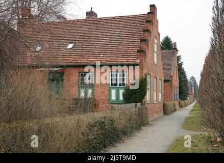 Potsdam, Allemagne. 17th mars 2022. Les maisons de l'établissement hollandais sont situées dans le Nouveau jardin. Frederick William II a fait construire les quatre maisons de cavalier, les maisons d'autocar, la maison des dames et les écuries pour les serviteurs. Comme preuve des liens des Hohenzollerns avec la Hollande, ils ont été construits en brique rouge avec les gables hollandais typiques. Les maisons sont habitées et ne peuvent pas être visitées. Credit: Soeren Stache/dpa-Zentralbild/ZB/dpa/Alay Live News Banque D'Images