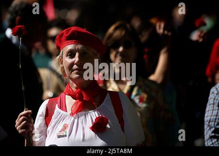 Lisbonne, Portugal. 25th avril 2022. Les gens participent à un défilé pour marquer le 48th anniversaire de la Révolution de la nation portugaise, à Lisbonne, le 25 avril 2022. (Image de crédit : © Pedro Fiuza/ZUMA Press Wire) Banque D'Images