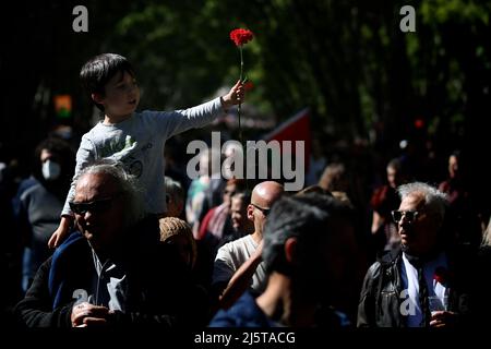 Lisbonne, Portugal. 25th avril 2022. Les gens participent à un défilé pour marquer le 48th anniversaire de la Révolution de la nation portugaise, à Lisbonne, le 25 avril 2022. (Image de crédit : © Pedro Fiuza/ZUMA Press Wire) Banque D'Images