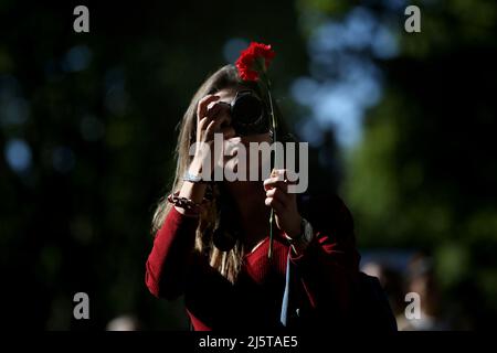 Lisbonne, Portugal. 25th avril 2022. Les gens participent à un défilé pour marquer le 48th anniversaire de la Révolution de la nation portugaise, à Lisbonne, le 25 avril 2022. (Image de crédit : © Pedro Fiuza/ZUMA Press Wire) Banque D'Images