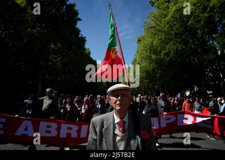 Lisbonne, Portugal. 25th avril 2022. Les gens participent à un défilé pour marquer le 48th anniversaire de la Révolution de la nation portugaise, à Lisbonne, le 25 avril 2022. (Image de crédit : © Pedro Fiuza/ZUMA Press Wire) Banque D'Images
