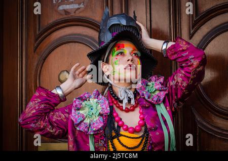 Modèles habillés par Pierre Garroudi, lors de sa promenade Flash de Londres Banque D'Images