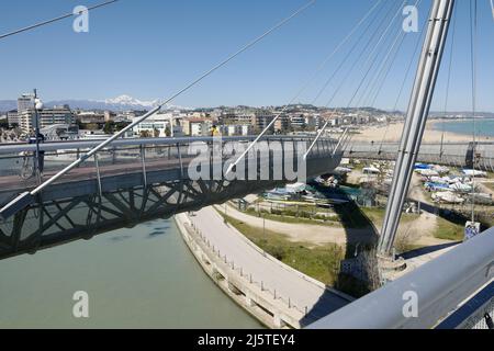 Ponte del Mare (pont maritime), achevé en 2009, conçu par Walter Pichler, Pescara, Abruzzes, Italie, avril 2022 Banque D'Images