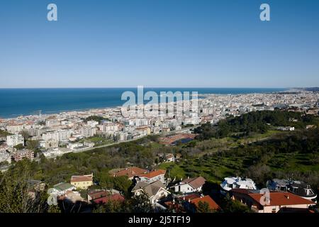 Mer Adriatique et centre ville de Pescara vue de Parco Colle Del Telegrafo, Pescara, Abruzzo, Italie, avril 2022 Banque D'Images