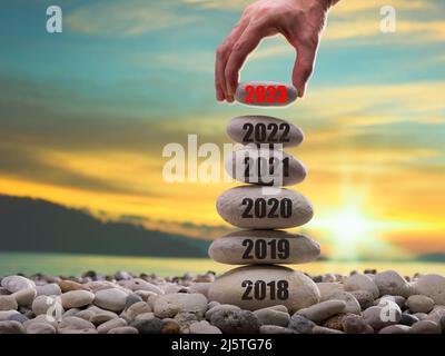 Concept de la nouvelle année 2023. Saisie de l'année 2023. Années ( 2018-2019-2020-2021-2022 ) écrites sur la pile de pierre montante. Banque D'Images