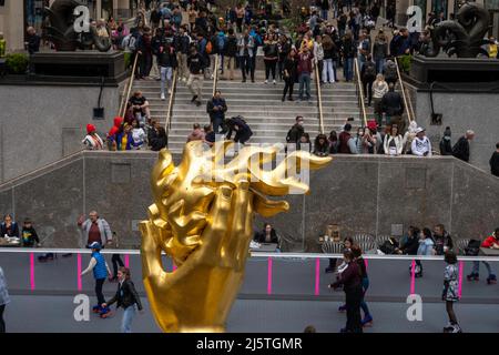 Le Roller Boogie Palace de Flipper est une patinoire ouverte au Rockefeller Center à l’été 2022, à New York, aux États-Unis Banque D'Images