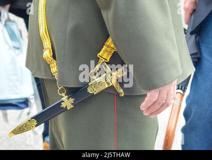 Officier soviétique poignard dans les mains de vétéran dans la deuxième guerre mondiale uniforme militaire Banque D'Images