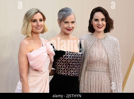 25th avril 2022, Londres, Royaume-Uni. Michelle Dockery, Elizabeth McGovern et Laura Carmichael fréquentant l'abbaye de Downton, Une première mondiale de la nouvelle ère, Cinewold, Londres. Crédit : Doug Peters/EMPICS/Alamy Live News Banque D'Images