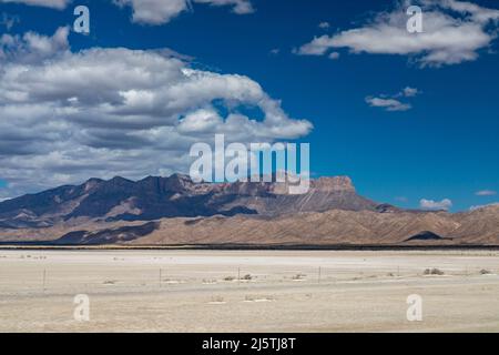 Pine Springs, Texas - des appartements salins sous le pic El Capitan et Guadalupe dans le parc national des montagnes Guadalupe. Banque D'Images