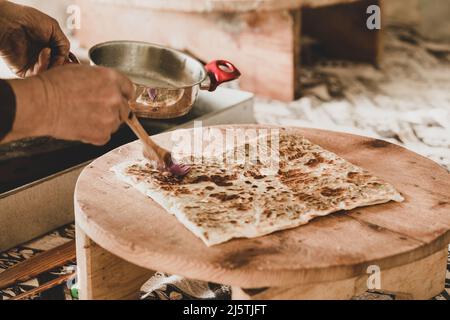 Les mains de femme roulant la pâte pour des crêpes à Antalya, Turquie Banque D'Images