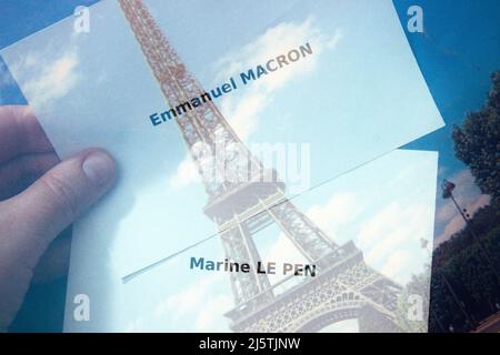 2022. Bulletins de vote pour les élections présidentielles de 2022 en France, avec les noms des candidats à la tour Eiffel Banque D'Images
