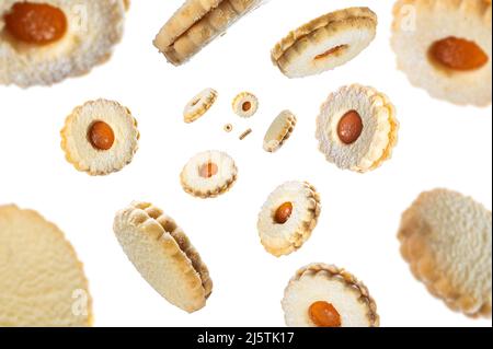 Collection de biscuits marmelade tombant isolés sur fond blanc. Mise au point sélective Banque D'Images