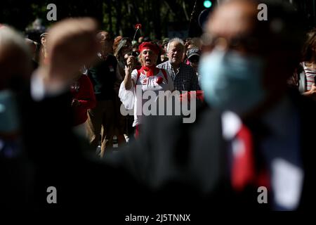 Lisbonne, Portugal. 25th avril 2022. Une femme tient une nation rouge lors d'un défilé pour marquer le 48th anniversaire de la révolution de la nation à Lisbonne, au Portugal, le 25 avril 2022. Crédit: Pedro Fiuza/Xinhua/Alay Live News Banque D'Images