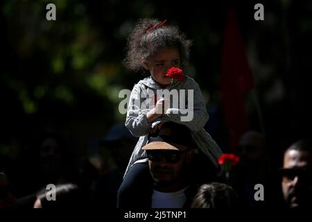 Lisbonne, Portugal. 25th avril 2022. Une jeune fille tient une nation rouge lors d'un défilé pour marquer le 48th anniversaire de la révolution de la nation à Lisbonne, Portugal, le 25 avril 2022. Crédit: Pedro Fiuza/Xinhua/Alay Live News Banque D'Images