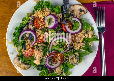 un plat à salade avec des oignons rouges de saumon et des tomates, Banque D'Images