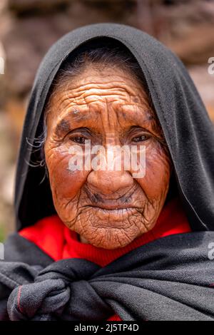 Portrait d'une femme Taquileno âgée, île Taquile, lac Titicaca, Puno, Pérou. Banque D'Images