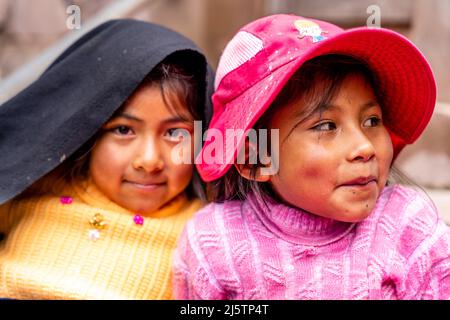 Taquilenos Children, île de Taquile, lac Titicaca, Puno, Pérou. Banque D'Images