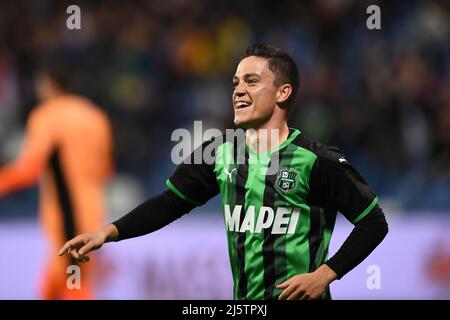 Giacomo Raspadori (Sassuolo) Célèbre après avoir marquant le premier but de son équipe lors de la série italienne Un match entre Sassuolo 1-2 Juventus au stade Mapei le 25 avril 2022 à Reggio Emilia, Italie. (Photo de Maurizio Borsari/AFLO) Banque D'Images
