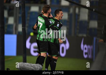 Domenico Berardi (Sassuolo)Giacomo Raspadori (Sassuolo)Giorgos Kriakopoulos (Sassuolo) célèbre après avoir inscrit le premier but de son équipe lors de la série italienne Un match entre Sassuolo 1-2 Juventus au stade Mapei le 25 avril 2022 à Reggio Emilia, Italie. (Photo de Maurizio Borsari/AFLO) Banque D'Images