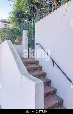 Escalier en briques avec main courante en métal sur le mur beige d'une résidence à San Francisco, Californie Banque D'Images