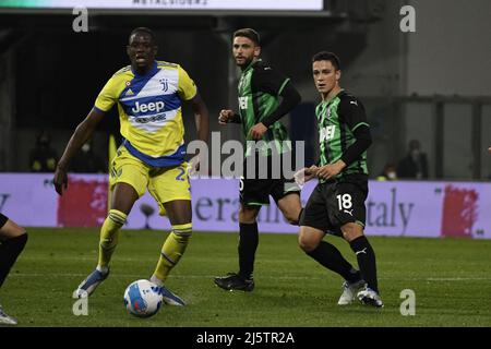 Denis Zakaria (Juventus)Giacomo Raspadori (Sassuolo)Domenico Berardi (Sassuolo) pendant la série italienne Un match entre Sassuolo 1-2 Juventus au stade Mapei le 25 avril 2022 à Reggio Emilia, Italie. Credit: Maurizio Borsari/AFLO/Alay Live News Banque D'Images