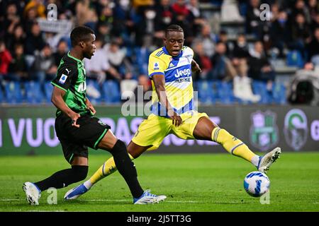 Reggio Emilia, Italie. 25th avril 2022. Denis Zakaria (R) de Juventus rivalise avec le Junior Traore de Sassuolo lors de leur Serie Un match de football à Reggio Emilia, Italie, le 25 avril 2022. Credit: Federico Tardito/Xinhua/Alamy Live News Banque D'Images