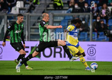 Reggio Emilia, Italie. 25th avril 2022. Moise Kean (R) de Juventus tire et marque lors d'un match de football de Serie A entre Sassuolo et le FC Juventus à Reggio Emilia, Italie, le 25 avril 2022. Credit: Federico Tardito/Xinhua/Alamy Live News Banque D'Images