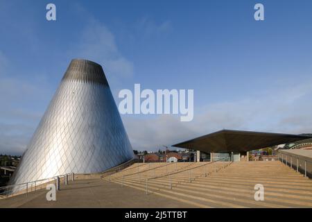 Tacoma, WA, États-Unis - 23 avril 2022 ; Grand escalier et cône de magasin chaud au musée du verre de Tacoma à la lumière dorée tôt le matin Banque D'Images