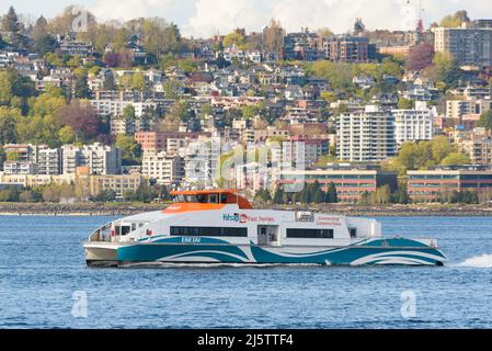 Seattle - 22 avril 2022 ; Kitsap Fast Ferries catamaran Enetai départ de Seattle avec service à travers Elliott Bay avec flanc de colline à la reine Anne derrière Banque D'Images