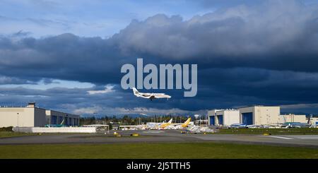 Everett, WA, États-Unis - 21 avril 2022; Cessna 560XL N1MM débarquant à Paine Field, à Everett, devant l'usine de production de Boeing sous un ciel de moody Banque D'Images