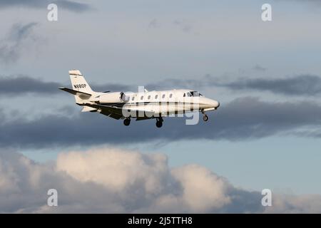 Everett, WA, États-Unis - 21 avril 2022; Cessna Citation XL enregistrement N880P exploité par Erin Air débarquant en partie cludy skys Banque D'Images