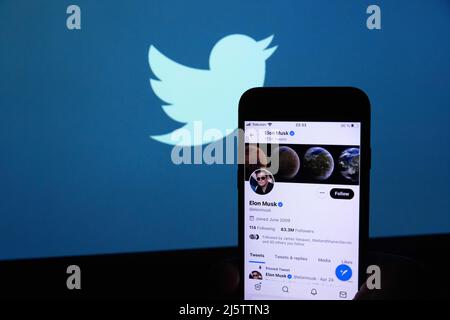 Le compte Twitter du PDG de Tesla, Elon Musk, est représenté à côté du logo du fournisseur de médias sociaux le 25 avril 2022 à Yokohama, au Japon. Il a été annoncé que le conseil d'administration de Twitter avait accepté une prise de contrôle de 44bn 000 $ par Elon Musk. Credit: Stanislav Kogiku/AFLO/Alay Live News Banque D'Images
