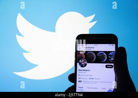 Le compte Twitter du PDG de Tesla, Elon Musk, est représenté à côté du logo du fournisseur de médias sociaux le 25 avril 2022 à Yokohama, au Japon. Il a été annoncé que le conseil d'administration de Twitter avait accepté une prise de contrôle de 44bn 000 $ par Elon Musk. Credit: Stanislav Kogiku/AFLO/Alay Live News Banque D'Images