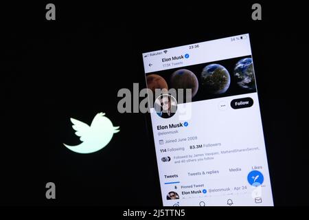 Le compte Twitter du PDG de Tesla, Elon Musk, est représenté à côté du logo du fournisseur de médias sociaux le 25 avril 2022 à Yokohama, au Japon. Il a été annoncé que le conseil d'administration de Twitter avait accepté une prise de contrôle de 44bn 000 $ par Elon Musk. Credit: Stanislav Kogiku/AFLO/Alay Live News Banque D'Images
