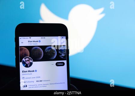 Le compte Twitter du PDG de Tesla, Elon Musk, est représenté à côté du logo du fournisseur de médias sociaux le 25 avril 2022 à Yokohama, au Japon. Il a été annoncé que le conseil d'administration de Twitter avait accepté une prise de contrôle de 44bn 000 $ par Elon Musk. Credit: Stanislav Kogiku/AFLO/Alay Live News Banque D'Images