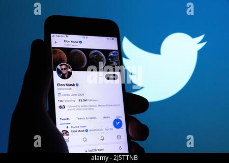 Le compte Twitter du PDG de Tesla, Elon Musk, est représenté à côté du logo du fournisseur de médias sociaux le 25 avril 2022 à Yokohama, au Japon. Il a été annoncé que le conseil d'administration de Twitter avait accepté une prise de contrôle de 44bn 000 $ par Elon Musk. Credit: Stanislav Kogiku/AFLO/Alay Live News Banque D'Images
