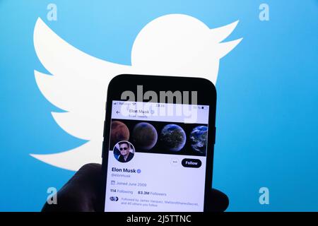 Le compte Twitter du PDG de Tesla, Elon Musk, est représenté à côté du logo du fournisseur de médias sociaux le 25 avril 2022 à Yokohama, au Japon. Il a été annoncé que le conseil d'administration de Twitter avait accepté une prise de contrôle de 44bn 000 $ par Elon Musk. Credit: Stanislav Kogiku/AFLO/Alay Live News Banque D'Images