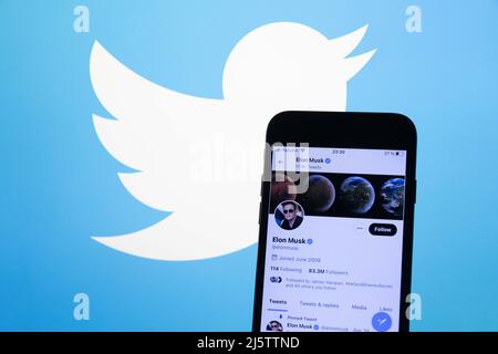 Le compte Twitter du PDG de Tesla, Elon Musk, est représenté à côté du logo du fournisseur de médias sociaux le 25 avril 2022 à Yokohama, au Japon. Il a été annoncé que le conseil d'administration de Twitter avait accepté une prise de contrôle de 44bn 000 $ par Elon Musk. Credit: Stanislav Kogiku/AFLO/Alay Live News Banque D'Images