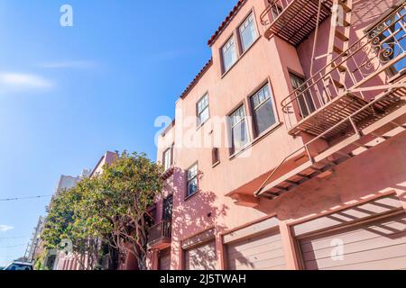 Immeubles d'appartements dans une vue à angle bas contre le ciel bleu clair à San Francisco, Californie Banque D'Images