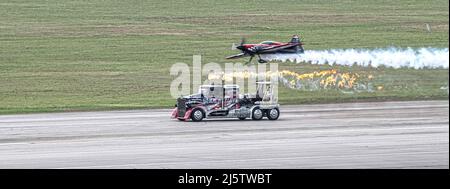 Shockwave fait une course sur la piste pendant le grand spectacle aérien du Texas, le 22 avril 2022, à la base commune de San Antonio-Randolph, Texas. Shockwave est un camion de course personnalisé équipé de trois moteurs à jet Pratt & Whitney J34-48, fabriqués à l'origine dans le circuit T2 Buckeye de la marine américaine. Les trois moteurs à jet font un total de 21 000 livres de poussée avec une puissance combinée de 36 000 qui propulse facilement ce camion à des vitesses supérieures à 350 mph pendant les courses d'avions lors de spectacles aériens. Shockwave n'est pas seulement le camion le plus puissant au monde, il maintient également la vitesse record pour les semi-camions à 376 mph. (É.-U. Photo de la Force aérienne par Tristin Englais Banque D'Images