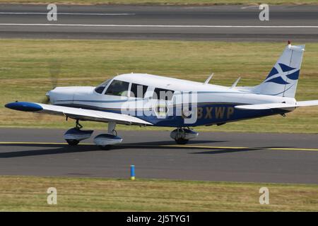 G-BXWP, un Piper PA-32-300 Cherokee six privé, à l'aéroport international de Prestwick à Ayrshire, en Écosse. Banque D'Images
