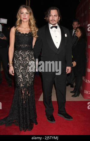 PALM SPRINGS, CA - 2 JANVIER : Amber Heard, Johnny Depp au Gala annuel des prix du Festival international du film de Palm Springs 27th au Centre de congrès de Palm Springs le 2 janvier 2016 à Palm Springs, Californie. Crédit : David Edwlads/MediaPunch Banque D'Images