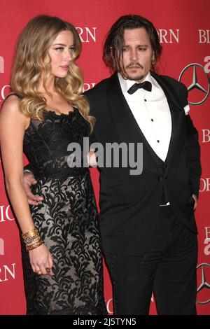 PALM SPRINGS, CA - 2 JANVIER : Amber Heard, Johnny Depp au Gala annuel des prix du Festival international du film de Palm Springs 27th au Centre de congrès de Palm Springs le 2 janvier 2016 à Palm Springs, Californie. Crédit : David Edwlads/MediaPunch Banque D'Images