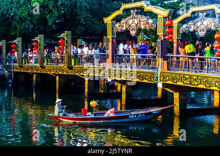 Pont de l'amitié dans la vieille ville de Hoi an comme un petit bateau d'excursion va sous. Banque D'Images