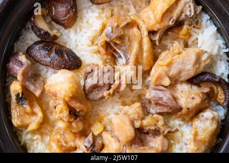 vue de dessus riz en pot d'argile avec poulet et champignons gros plan Banque D'Images