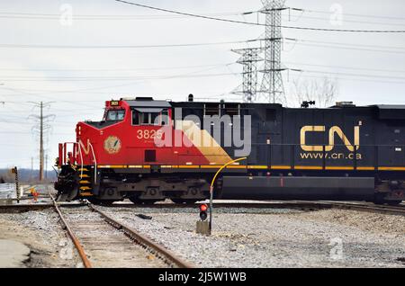 Elgin, Illinois, États-Unis. Une locomotive du chemin de fer national canadien conduit un train de marchandises à travers Spaulding Junction. Banque D'Images